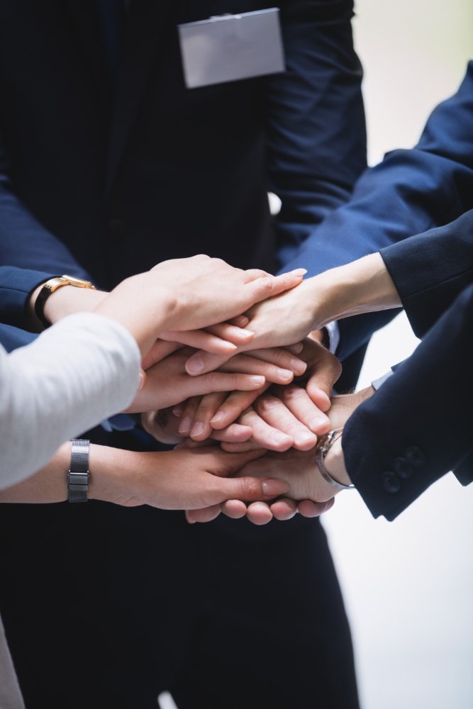 Team Prima Assicurazioni Puglia unito - mani in cerchio, collaborazione e crescita in Comunale Srl Bari