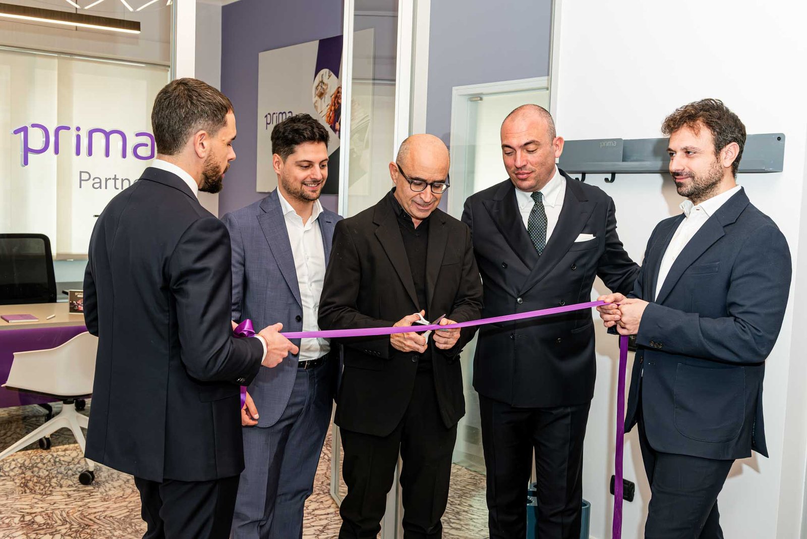 Inaugurazione uffici Comunale Srl Bari - Claudio Comunale con i Manager Prima Assicurazioni tagliano il nastro viola della nuova sede Partner Ufficiale